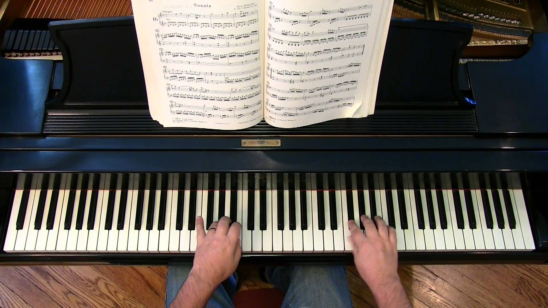 Времена года фортепиано слушать. Моцарт на пианино. Mozart Sonata. Пианино Соната. Моцарт виртуоз.
